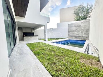 Casa en Privada Granadas en zona de El  Uro