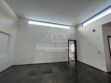 Casa en Privada Granadas en zona de El  Uro