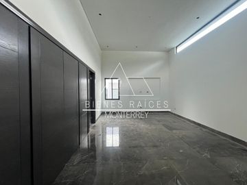 Casa en Privada Granadas en zona de El  Uro