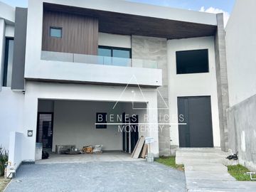 Casa en Privada Granadas en zona de El  Uro