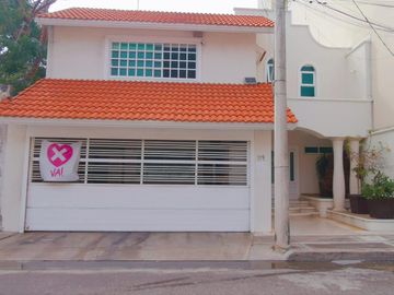 FRACC. VIRGINIA, Casa en VENTA con ALBERCA, cuarto de servicio, 3 recamaras con baño