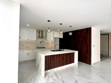 Casa en PRE VENTA de 5 recamaras en Angelopolis II, Puebla