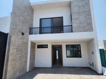 Casa Nueva en Venta atras de Plaza San Diego fraccionamiento Cortijo de San Diego