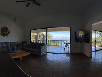 CASA EN VENTA  EN TEQUES FRENTE AL LAGO