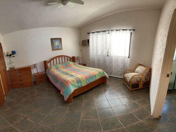 CASA EN VENTA  EN TEQUES FRENTE AL LAGO