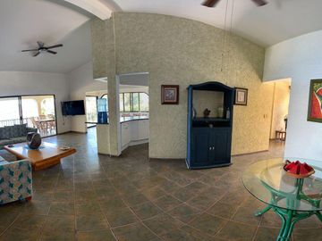 CASA EN VENTA  EN TEQUES FRENTE AL LAGO