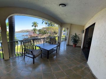 CASA EN VENTA  EN TEQUES FRENTE AL LAGO