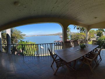 CASA EN VENTA  EN TEQUES FRENTE AL LAGO