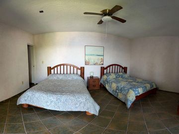 CASA EN VENTA  EN TEQUES FRENTE AL LAGO