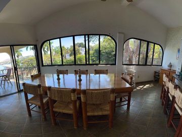 CASA EN VENTA  EN TEQUES FRENTE AL LAGO