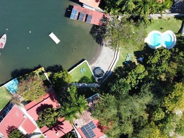 CASA EN VENTA  EN TEQUES FRENTE AL LAGO