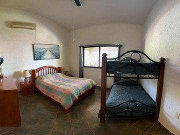 CASA EN VENTA  EN TEQUES FRENTE AL LAGO