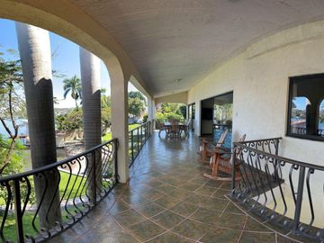 CASA EN VENTA  EN TEQUES FRENTE AL LAGO
