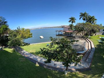 CASA EN VENTA  EN TEQUES FRENTE AL LAGO