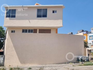 Venta de Casa de 2 niveles y 3 habitaciones en esquina de calle Paseo Tajín, Fracc. Palma Real, Veracruz, Ver.