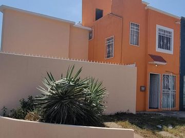 Venta de Casa de 2 niveles y 3 habitaciones en esquina de calle Paseo Tajín, Fracc. Palma Real, Veracruz, Ver.