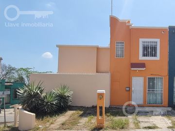 Venta de Casa de 2 niveles y 3 habitaciones en esquina de calle Paseo Tajín, Fracc. Palma Real, Veracruz, Ver.