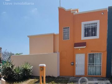 Venta de Casa de 2 niveles y 3 habitaciones en esquina de calle Paseo Tajín, Fracc. Palma Real, Veracruz, Ver.