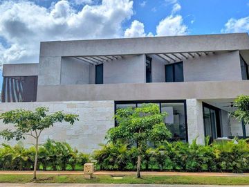 Venta Residencia en Yucatán Country Club, El Mejor Club de Golf de México