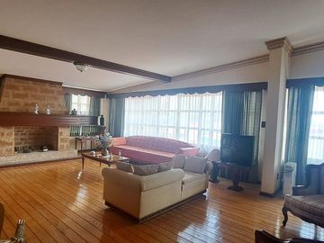 CASA EN UNA SOLA PLANTA con gran jardín, salón de fiestas, y acabados en encino y caoba