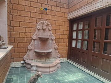 CASA EN UNA SOLA PLANTA con gran jardín, salón de fiestas, y acabados en encino y caoba