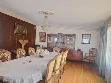 CASA EN UNA SOLA PLANTA con gran jardín, salón de fiestas, y acabados en encino y caoba