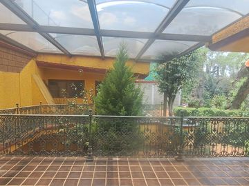 CASA EN UNA SOLA PLANTA con gran jardín, salón de fiestas, y acabados en encino y caoba
