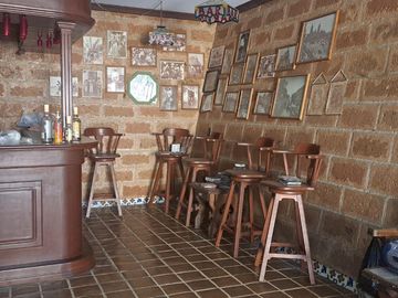 CASA EN UNA SOLA PLANTA con gran jardín, salón de fiestas, y acabados en encino y caoba