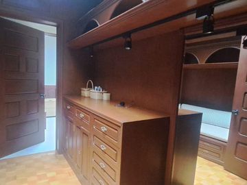 CASA EN UNA SOLA PLANTA con gran jardín, salón de fiestas, y acabados en encino y caoba