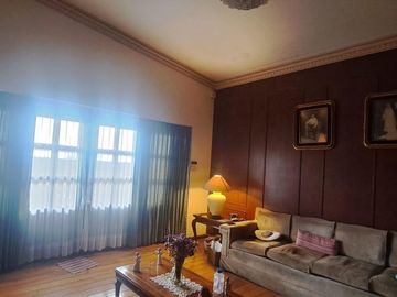 CASA EN UNA SOLA PLANTA con gran jardín, salón de fiestas, y acabados en encino y caoba