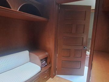 CASA EN UNA SOLA PLANTA con gran jardín, salón de fiestas, y acabados en encino y caoba