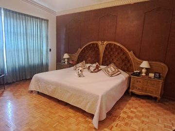 CASA EN UNA SOLA PLANTA con gran jardín, salón de fiestas, y acabados en encino y caoba
