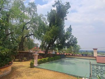 CASA EN UNA SOLA PLANTA con gran jardín, salón de fiestas, y acabados en encino y caoba