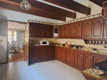 CASA EN UNA SOLA PLANTA con gran jardín, salón de fiestas, y acabados en encino y caoba