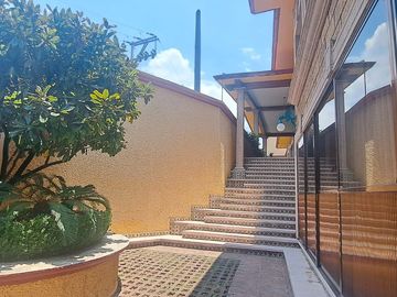 CASA EN UNA SOLA PLANTA con gran jardín, salón de fiestas, y acabados en encino y caoba