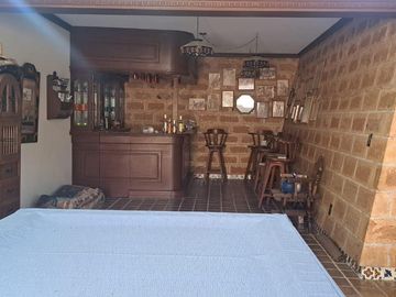 CASA EN UNA SOLA PLANTA con gran jardín, salón de fiestas, y acabados en encino y caoba
