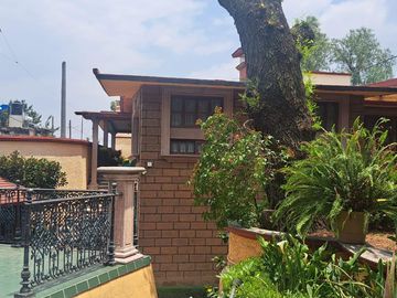 CASA EN UNA SOLA PLANTA con gran jardín, salón de fiestas, y acabados en encino y caoba
