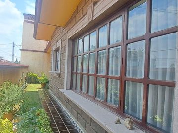 CASA EN UNA SOLA PLANTA con gran jardín, salón de fiestas, y acabados en encino y caoba