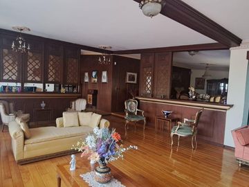 CASA EN UNA SOLA PLANTA con gran jardín, salón de fiestas, y acabados en encino y caoba