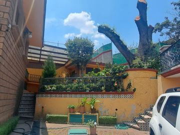 CASA EN UNA SOLA PLANTA con gran jardín, salón de fiestas, y acabados en encino y caoba