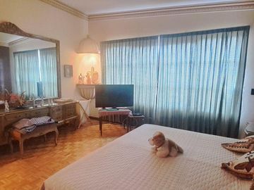CASA EN UNA SOLA PLANTA con gran jardín, salón de fiestas, y acabados en encino y caoba