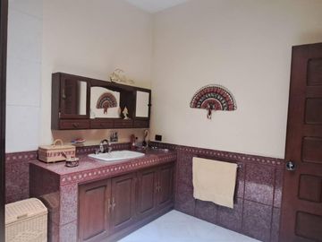 CASA EN UNA SOLA PLANTA con gran jardín, salón de fiestas, y acabados en encino y caoba