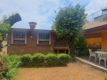 CASA EN UNA SOLA PLANTA con gran jardín, salón de fiestas, y acabados en encino y caoba
