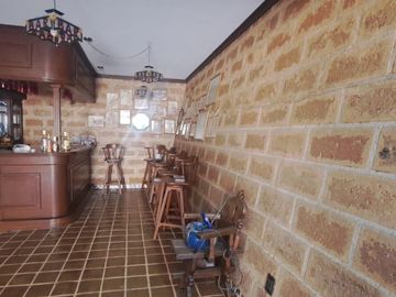 CASA EN UNA SOLA PLANTA con gran jardín, salón de fiestas, y acabados en encino y caoba