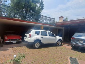 CASA EN UNA SOLA PLANTA con gran jardín, salón de fiestas, y acabados en encino y caoba
