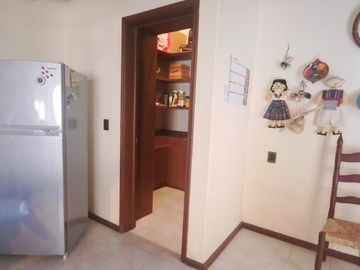 CASA EN UNA SOLA PLANTA con gran jardín, salón de fiestas, y acabados en encino y caoba