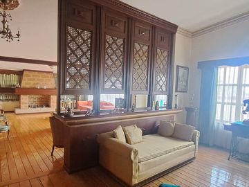 CASA EN UNA SOLA PLANTA con gran jardín, salón de fiestas, y acabados en encino y caoba