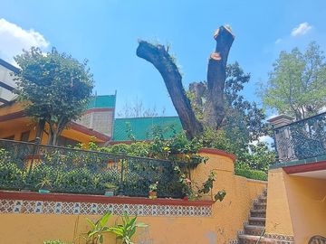 CASA EN UNA SOLA PLANTA con gran jardín, salón de fiestas, y acabados en encino y caoba