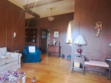 CASA EN UNA SOLA PLANTA con gran jardín, salón de fiestas, y acabados en encino y caoba