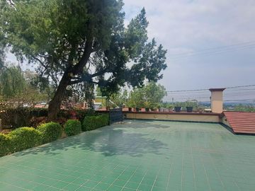 CASA EN UNA SOLA PLANTA con gran jardín, salón de fiestas, y acabados en encino y caoba